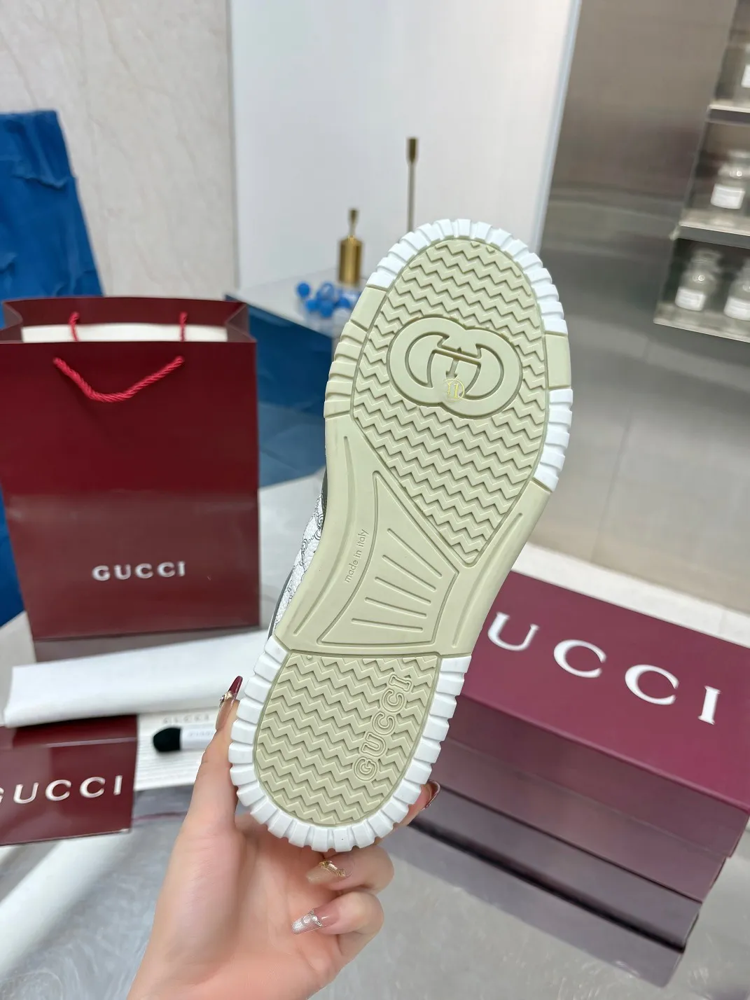 Men's Men's Shoes 💰660 Gucci Gucci's latest hot-selling series of high and low-top distressed couple sneakers are shipped. Original purchase, development and production. This high-low top sneaker adopts a basketball-style silhouette design, cleverly integrated with hollow panels and distressed effects, showing its unique ingenuity. The ingenuity incorporates brand logo details such as interlocking Double G styling accessories and Gucci lettering, a low-key tribute to the brand's design heritage.  ▪️ Fabric: Original customized imported first-layer cowhide ▪️ Lining: Sweat-absorbent and deodorant towel lining ▪️ Sole: Original molded TPU sole ▪️ Sole thickness: 3cm ▪️ Size: Male 39-46 (46 customized)